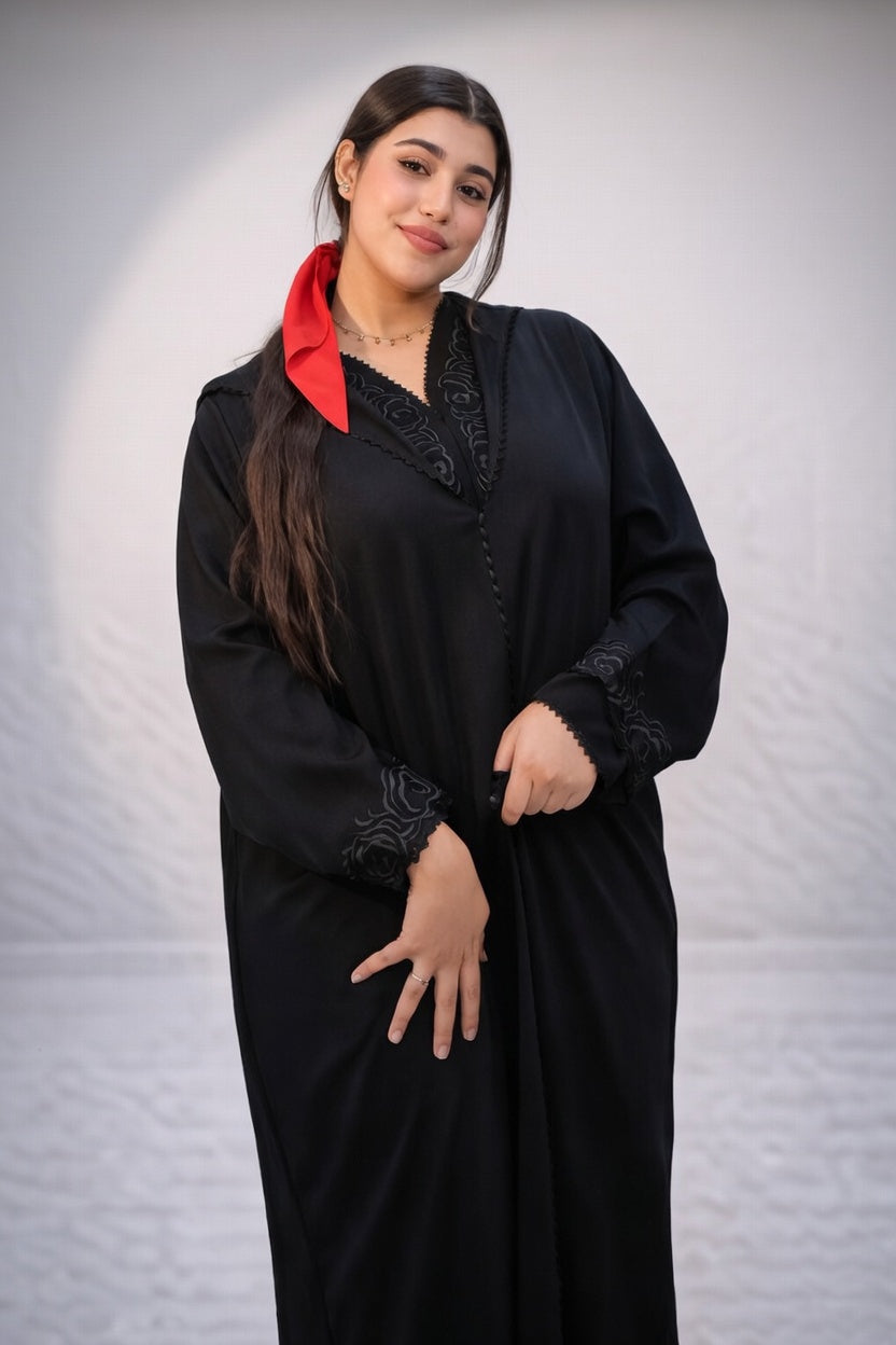 جلابة سوداء كلاسيكية بتطريز ناعم وأنيق