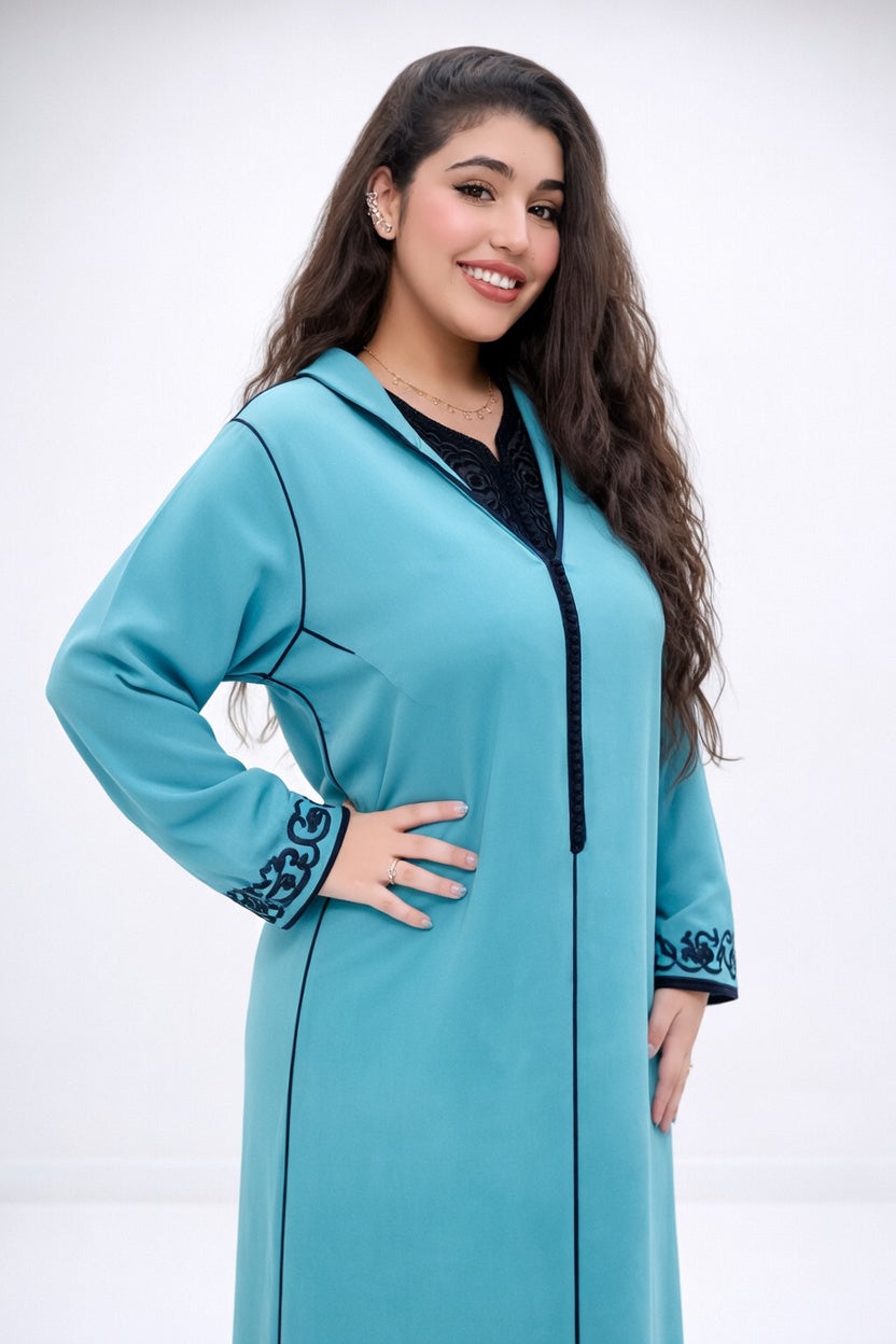 جلابة عصرية بلون فيروزي بتصميم أنيق ولمسة تقليدية