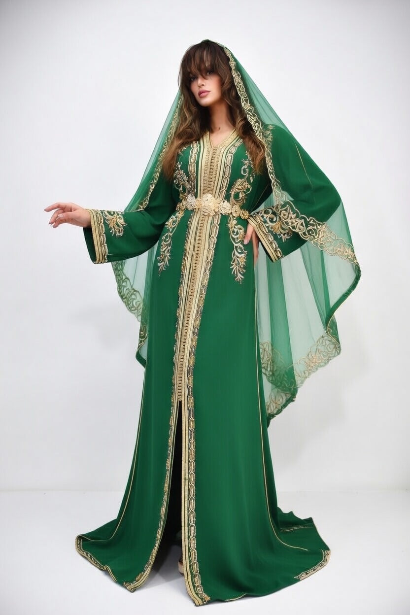 قفطان أخضر فاخر بالتطريز الذهبي مع حزام ملكي