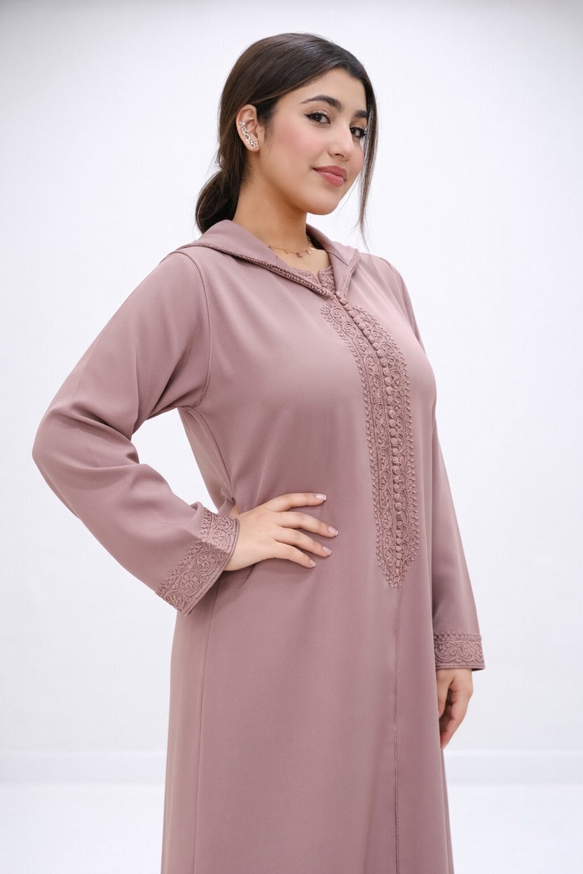 جلابة أنيقة بلون روز موف بتطريز تقليدي راقي