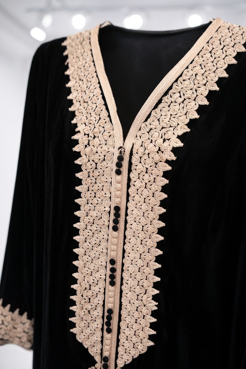 جلابة مخمل سوداء بتطريز ذهبي فاخر