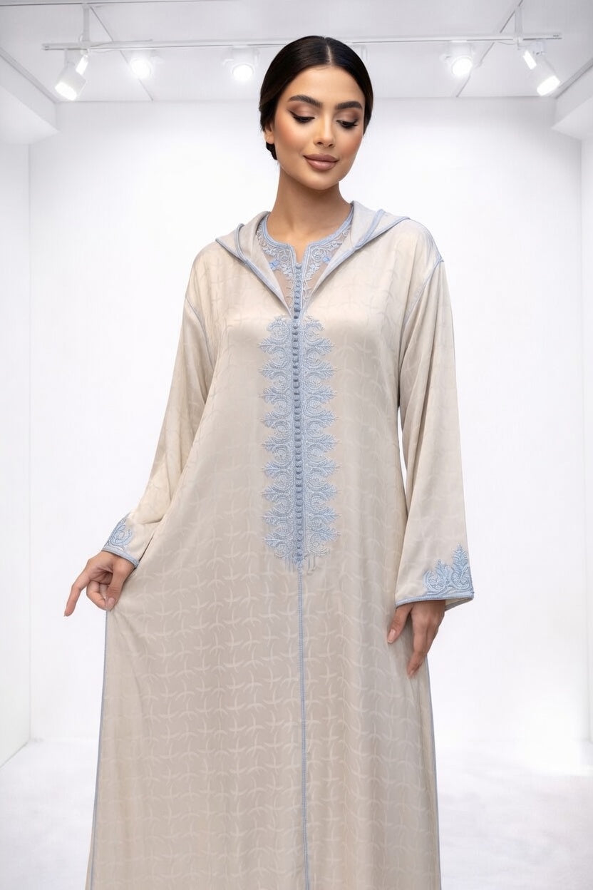 جلابة أنيقة بلون بيج بتطريز أزرق راقي