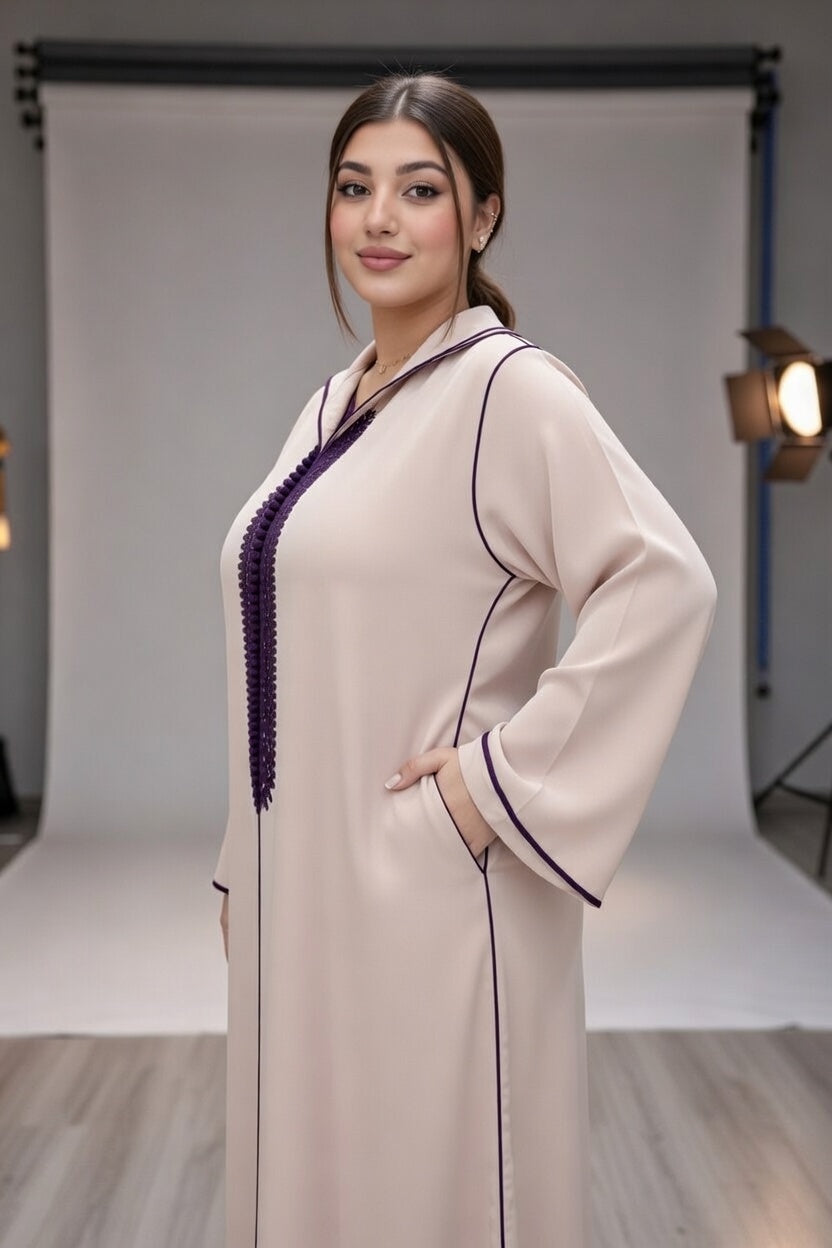 جلابة عصرية بلون بيج مطرزة براندة بنفسجية – أناقة مغربية راقية