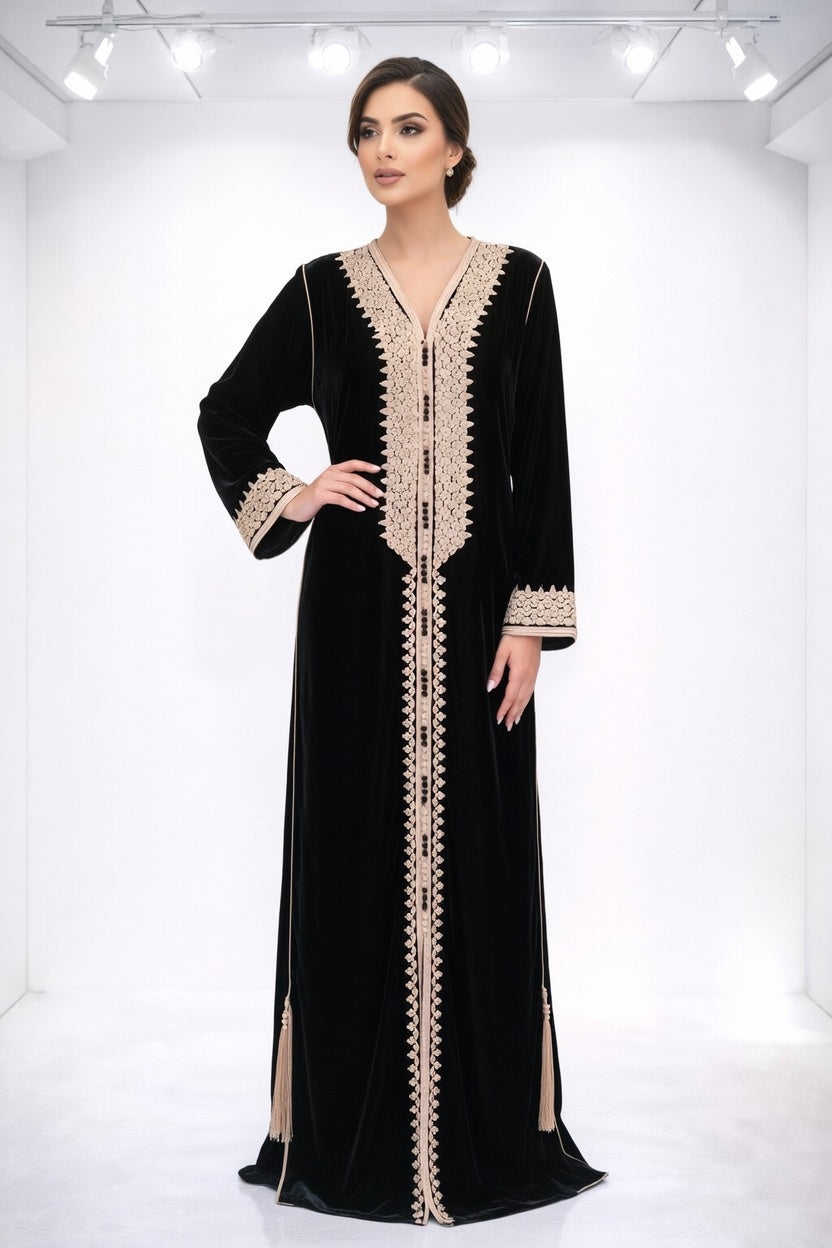 جلابة مخمل سوداء بتطريز ذهبي فاخر