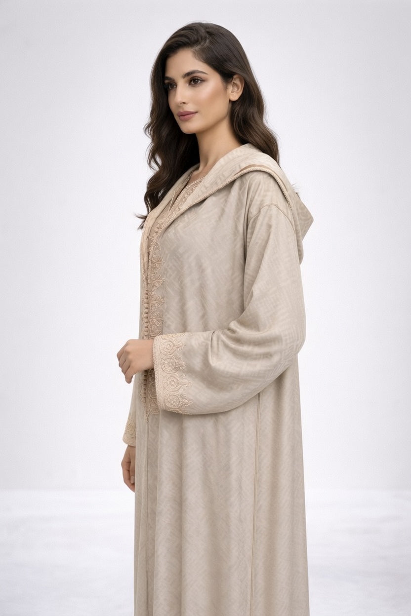 جلابة أنيقة بلون بيج مطرزة – جمالية مغربية عصرية