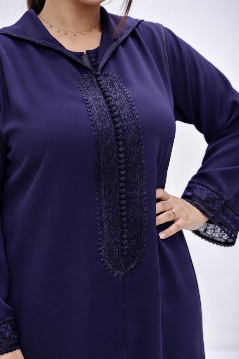 جلابة أنيقة بلون كحلي بتطريز مغربي راقي