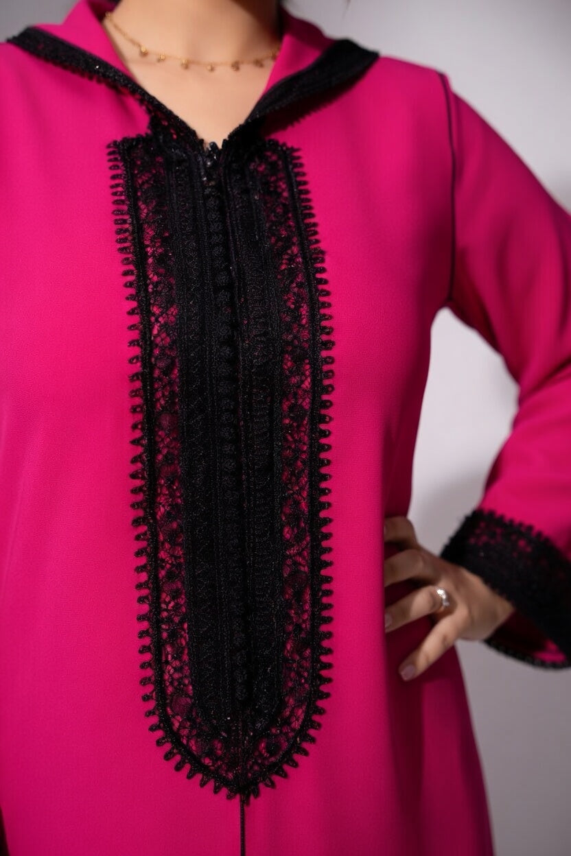 جلابة عصرية باللون الفوشيا بتطريز أسود أنيق