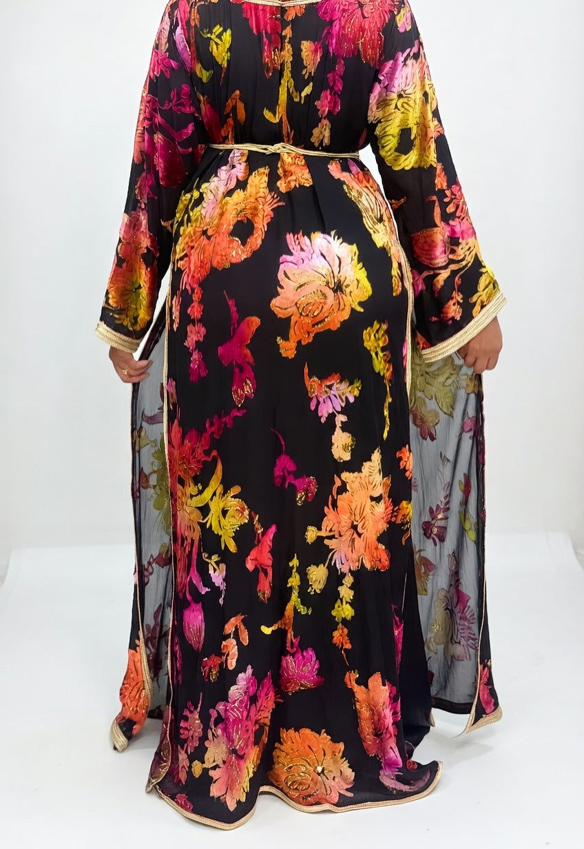 تكشيطة سوداء فخمة بنقشة الورود وحزام ذهبي