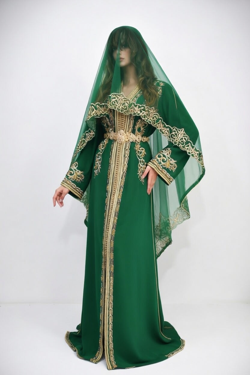 قفطان أخضر فاخر بالتطريز الذهبي مع حزام ملكي
