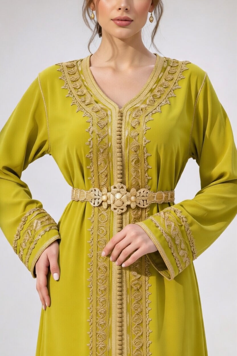 قفطان "شمس المنارة" الأصفر بتطريز ذهبي ملكي