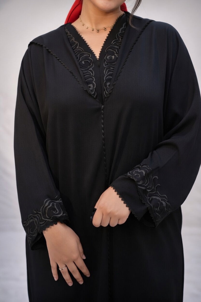 جلابة سوداء كلاسيكية بتطريز ناعم وأنيق