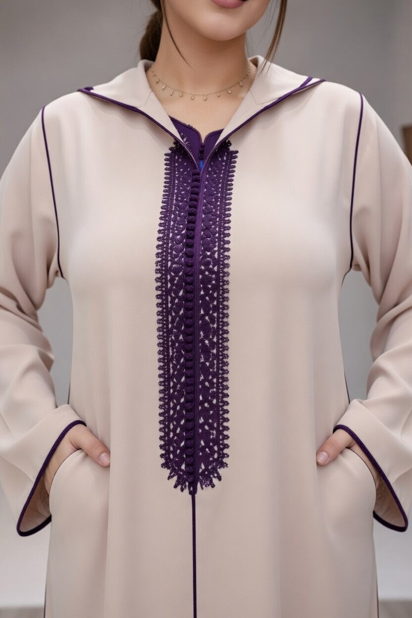 جلابة عصرية بلون بيج مطرزة براندة بنفسجية – أناقة مغربية راقية