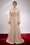 قفطان "دانتيل المنارة" باللون العاجي وتطريز ذهبي خفيف