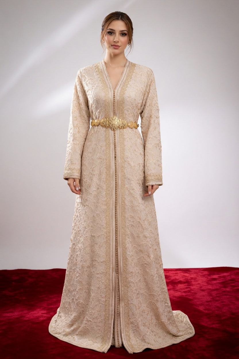 قفطان "دانتيل المنارة" باللون العاجي وتطريز ذهبي خفيف