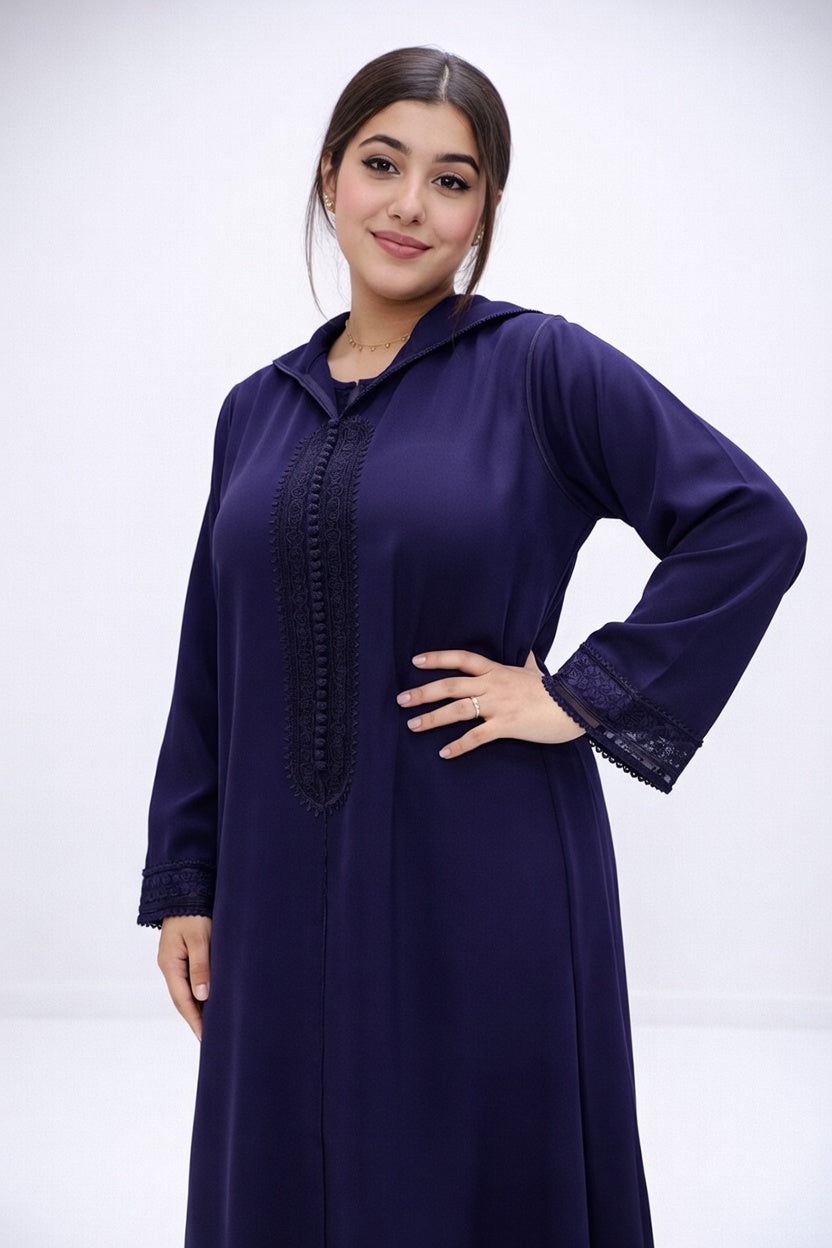 جلابة أنيقة بلون كحلي بتطريز مغربي راقي