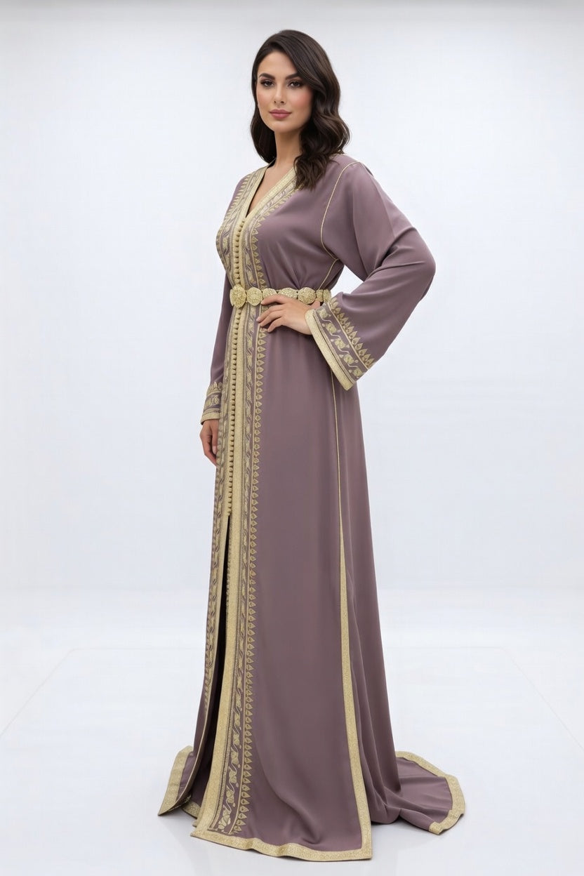 قفطان "وردة المنارة" بلون الموف الراقي وتطريز ذهبي ناعم