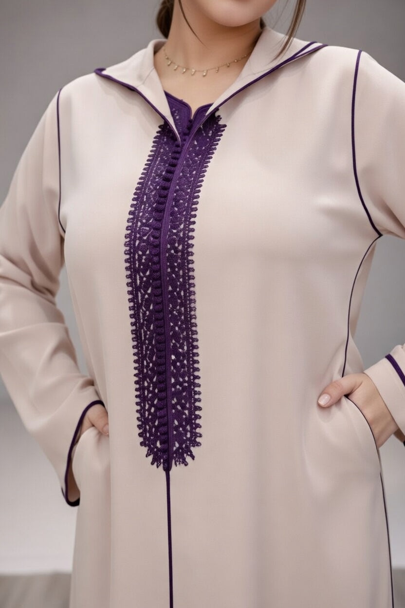 جلابة عصرية بلون بيج مطرزة براندة بنفسجية – أناقة مغربية راقية