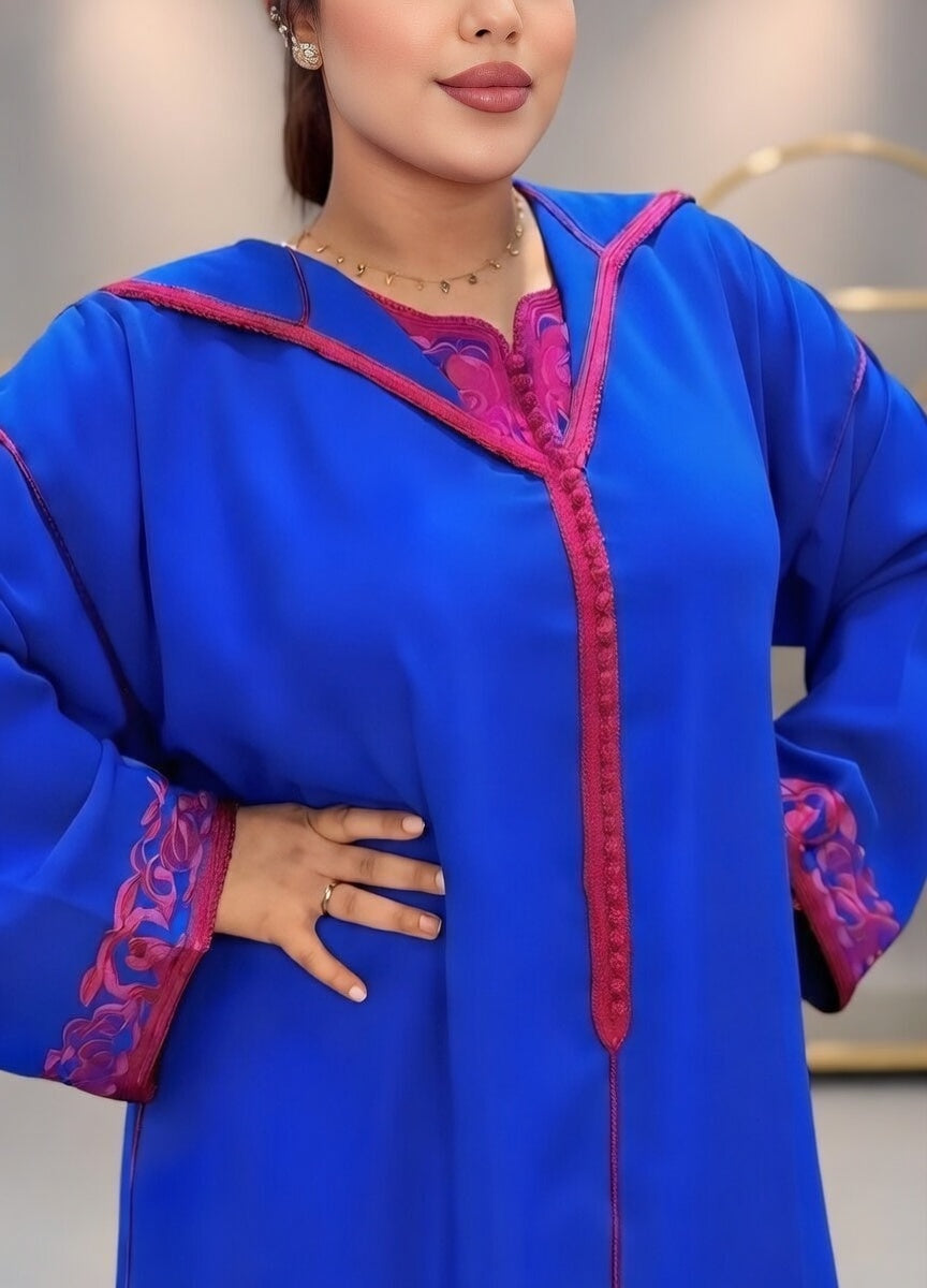 جلابة زرقاء ملكية بتطريز فوشيا أنيق – ستايل مغربي عصري