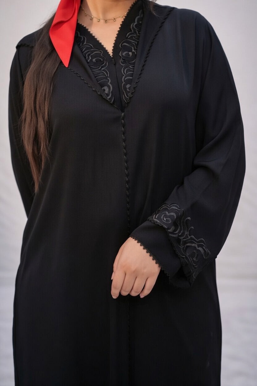 جلابة سوداء كلاسيكية بتطريز ناعم وأنيق