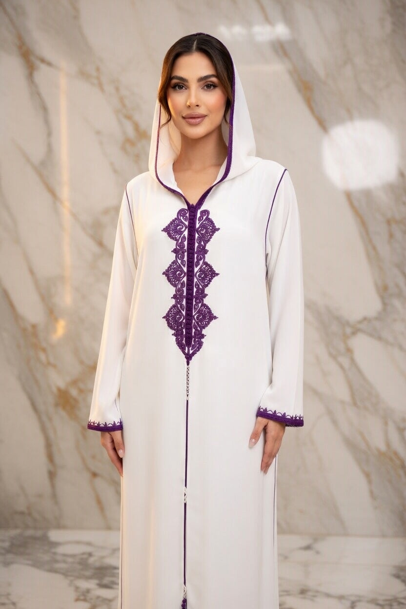 جلابة بيضا أنيقة بتطريز بنفسجي فاخر