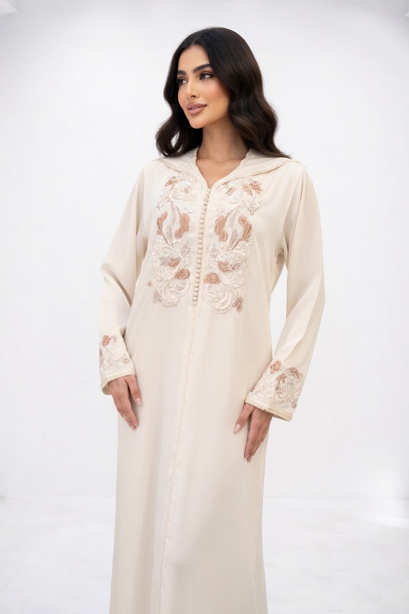 جلابة كريمية أنيقة بتطريز وردي فاخر