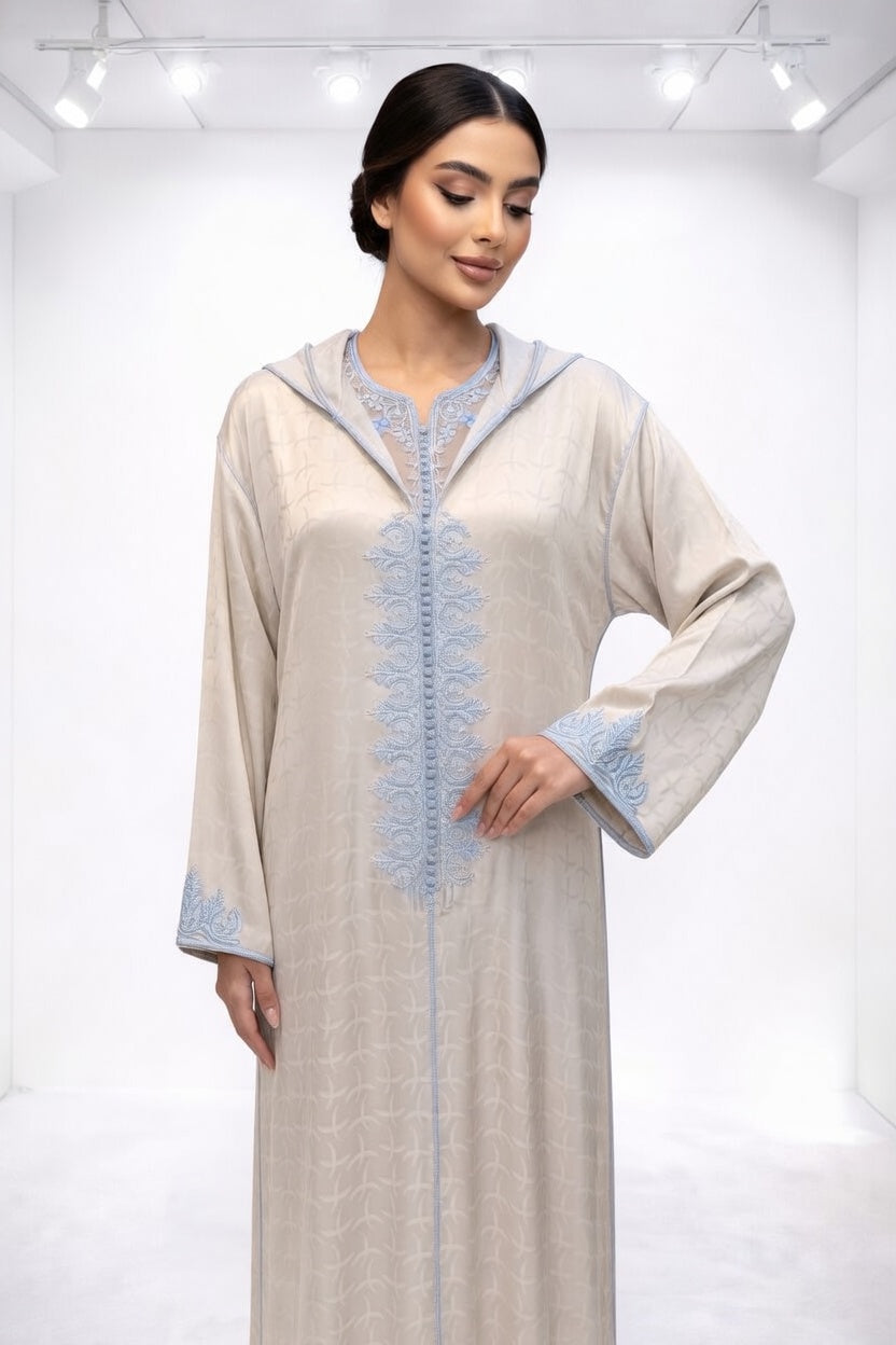 جلابة أنيقة بلون بيج بتطريز أزرق راقي