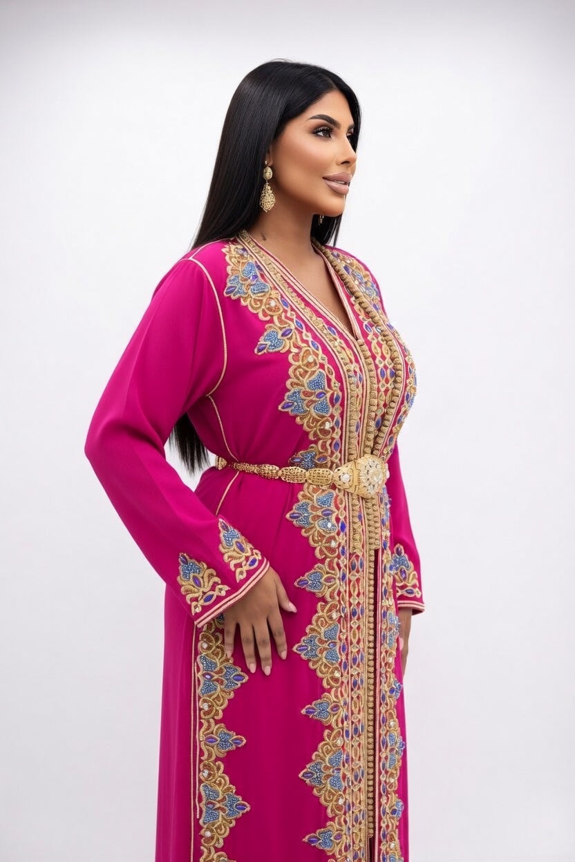 تكشيطة فوشيا فخمة بتطريز ذهبي وأحجار زرقاء