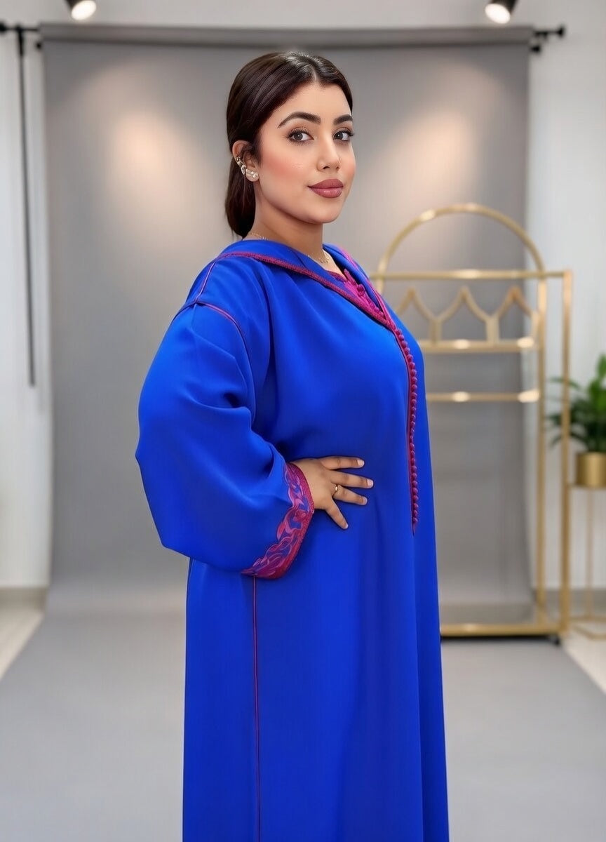 جلابة زرقاء ملكية بتطريز فوشيا أنيق – ستايل مغربي عصري