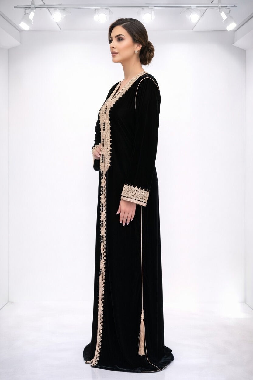 جلابة مخمل سوداء بتطريز ذهبي فاخر