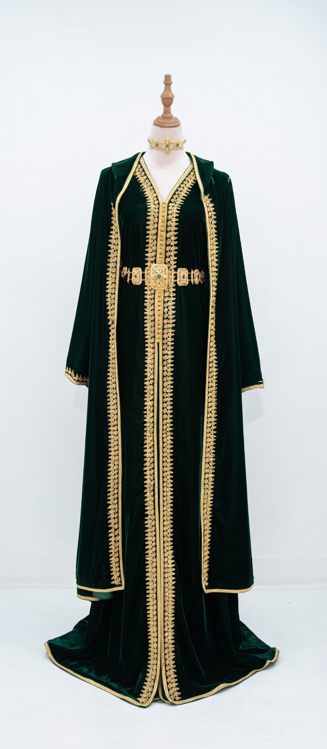 طقم "زمردة المنارة" الملكي: قفطان وسلهام من الموبرة الخضراء بتطريز ذهبي أصيل