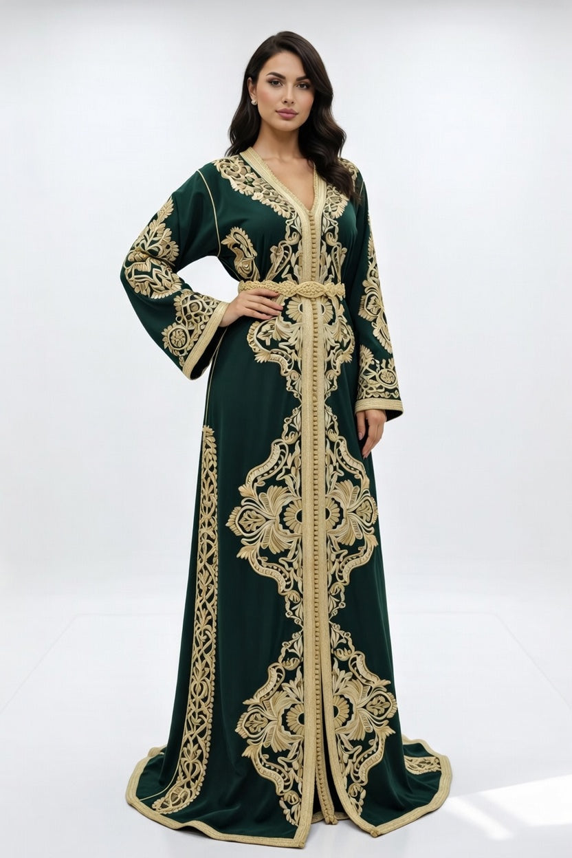 قفطان "زمردة الأطلس" الملكي بتطريز ذهبي عريض