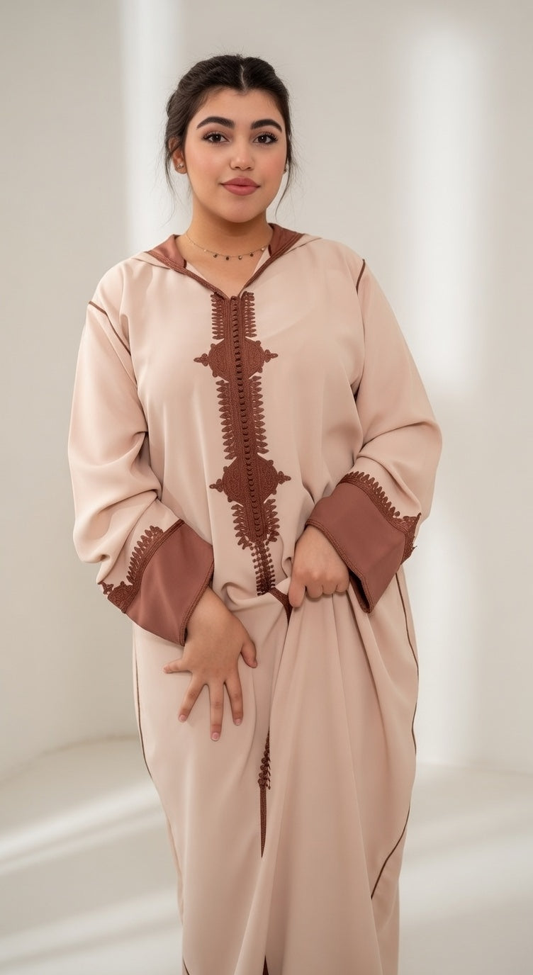جلابة بيج أنيقة بتفاصيل تطريز بني راقي