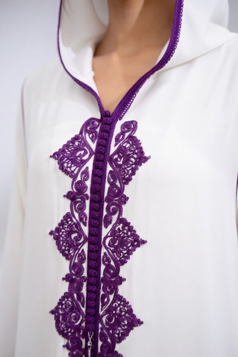 جلابة بيضا أنيقة بتطريز بنفسجي فاخر