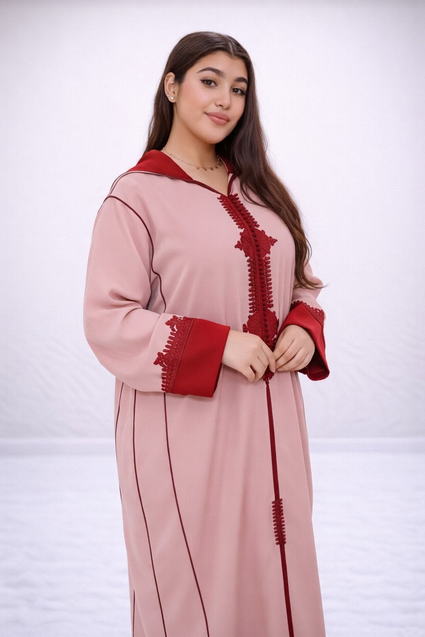 جلابة وردية بتطريز أحمر أنيق