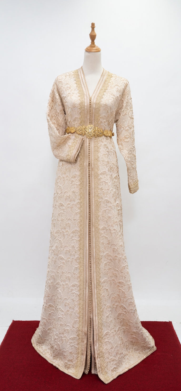 قفطان "دانتيل المنارة" باللون العاجي وتطريز ذهبي خفيف
