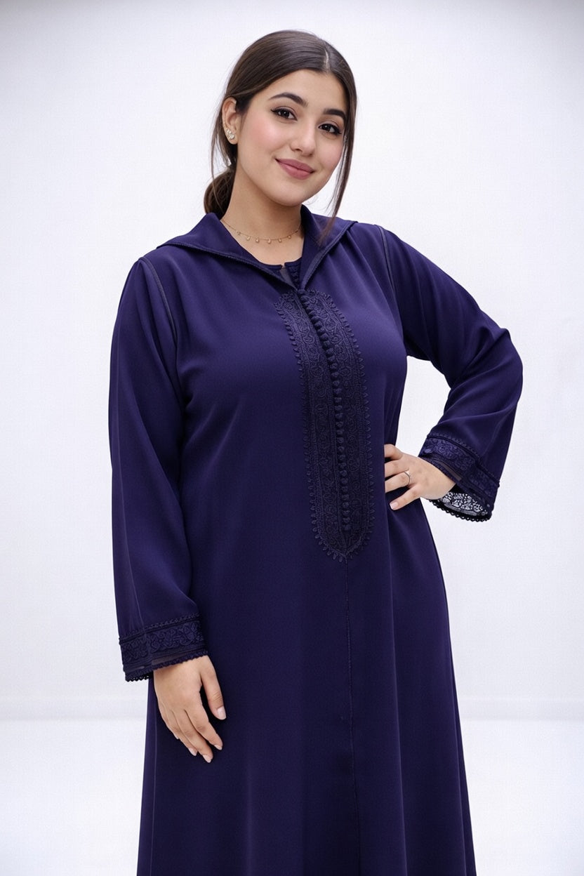 جلابة أنيقة بلون كحلي بتطريز مغربي راقي