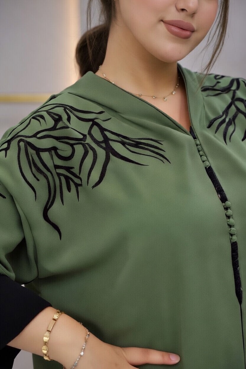 جلابة خضراء عصرية بتطريز راقي بالأسود