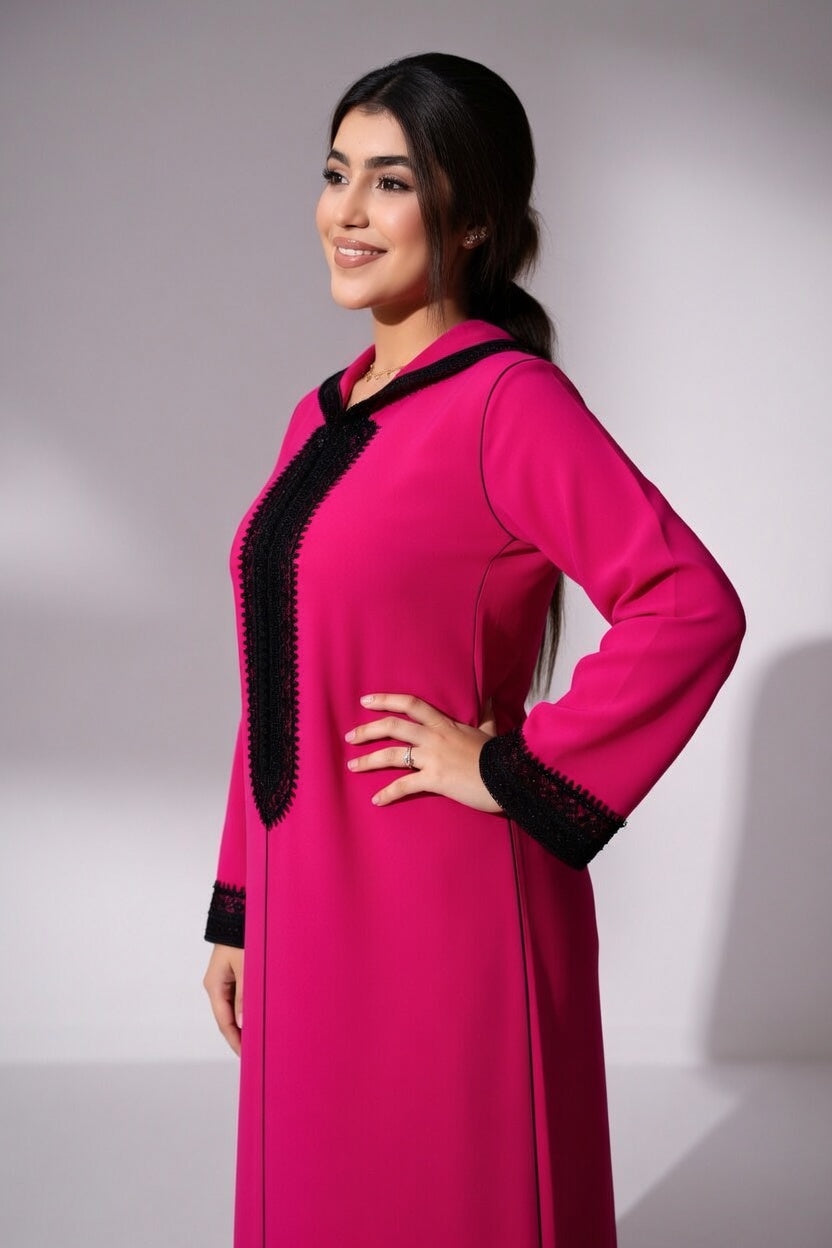 جلابة عصرية باللون الفوشيا بتطريز أسود أنيق