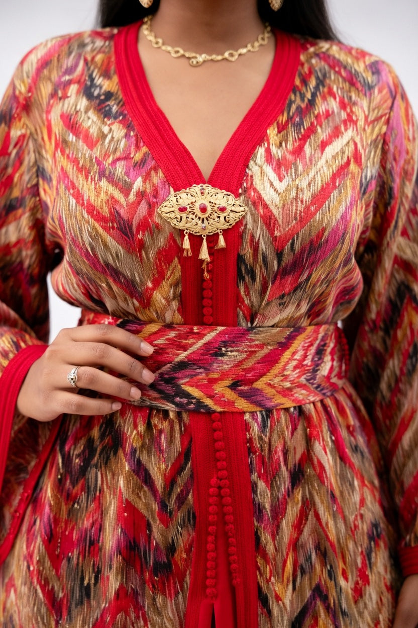 تكشيطة حمراء فخمة بنقشة عصرية ولمسة ذهبية