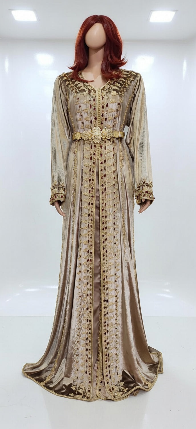 قفطان "نور المنارة" من الموبرة الذهبية بترصيع الياقوت
