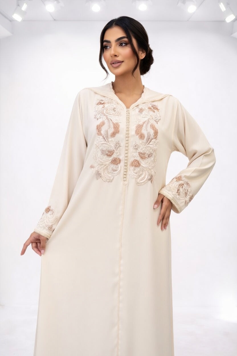 جلابة كريمية أنيقة بتطريز وردي فاخر
