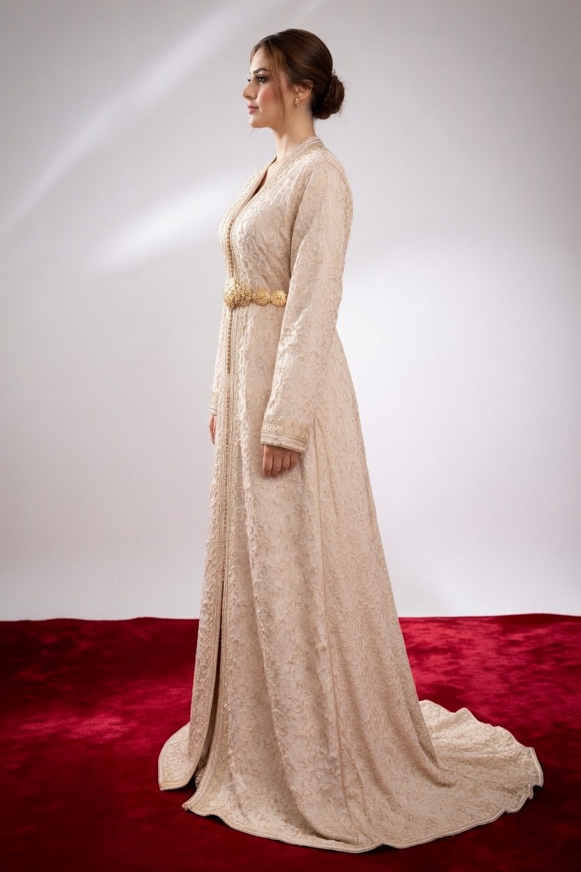 قفطان "دانتيل المنارة" باللون العاجي وتطريز ذهبي خفيف