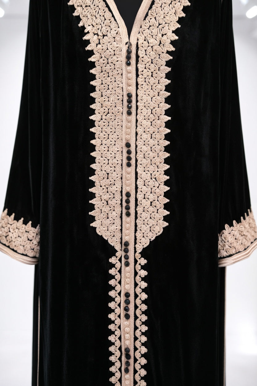 جلابة مخمل سوداء بتطريز ذهبي فاخر
