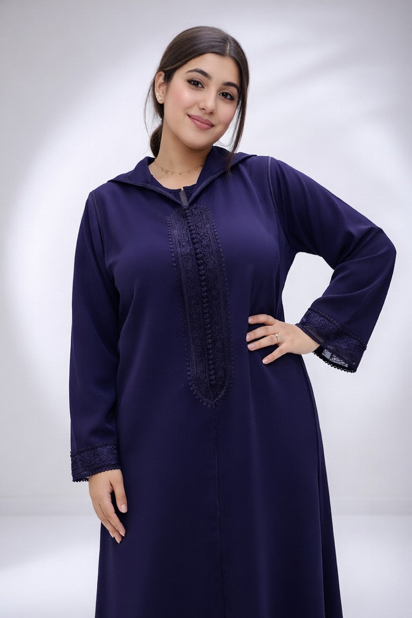 جلابة أنيقة بلون كحلي بتطريز مغربي راقي