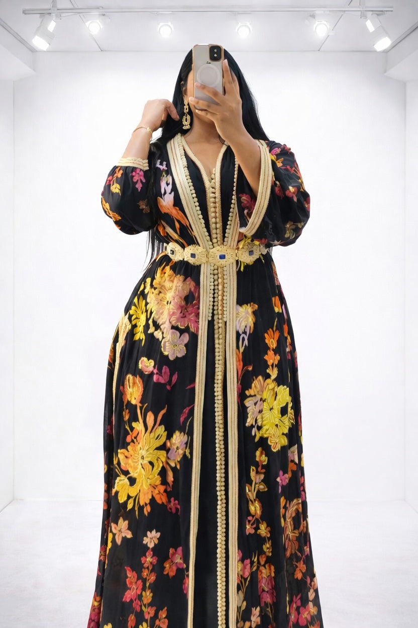 تكشيطة سوداء فخمة بنقشة الورود وحزام ذهبي