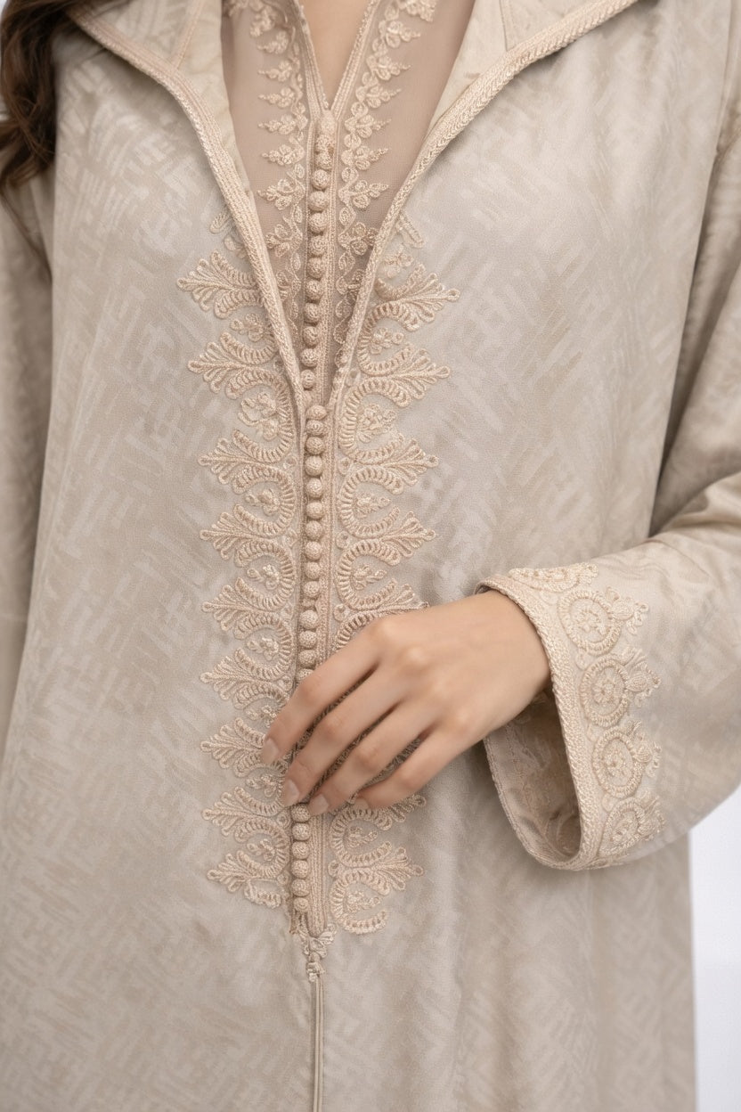 جلابة أنيقة بلون بيج مطرزة – جمالية مغربية عصرية