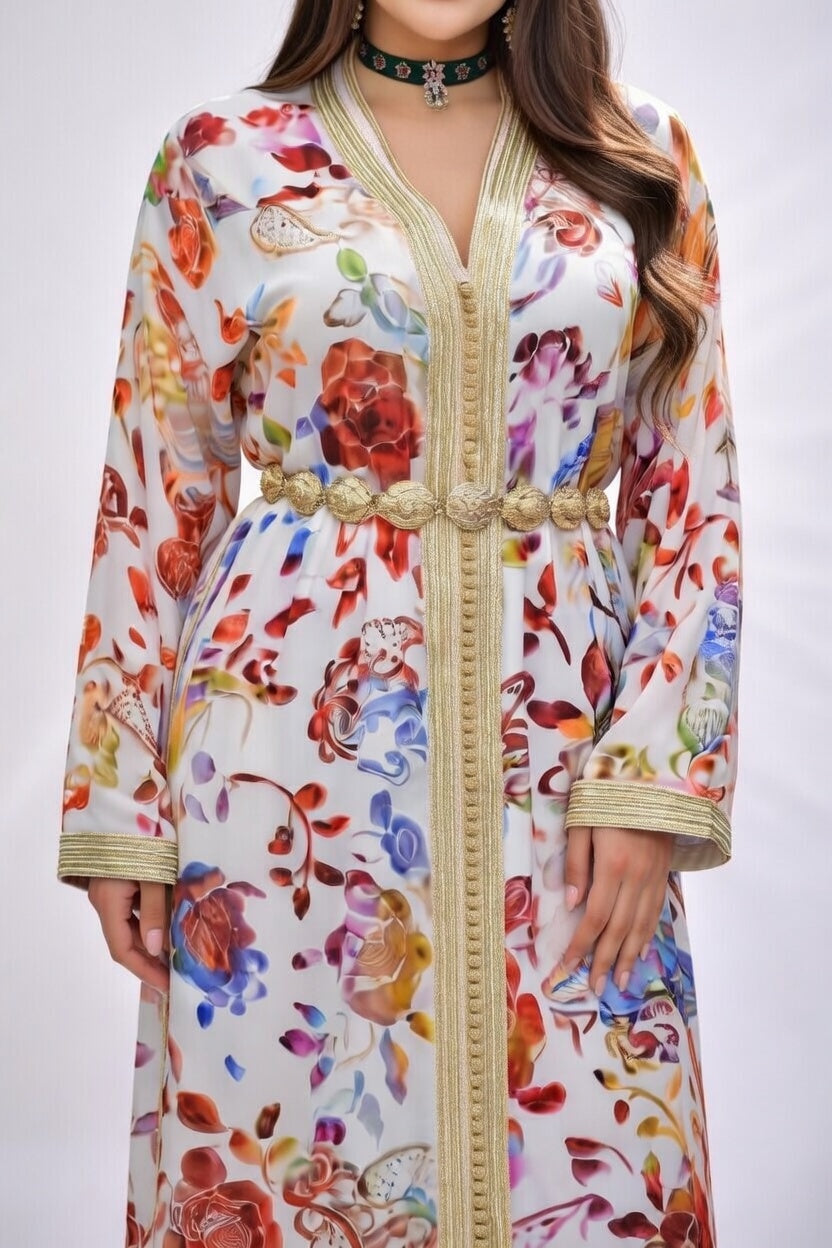 تكشيطة بيضاء موردة بتصميم أنيق وتطريز ذهبي