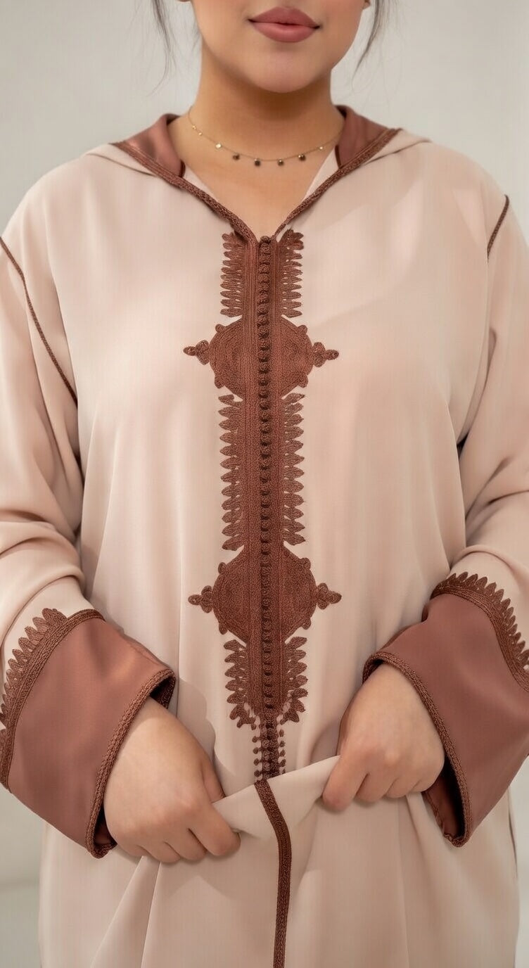 جلابة بيج أنيقة بتفاصيل تطريز بني راقي