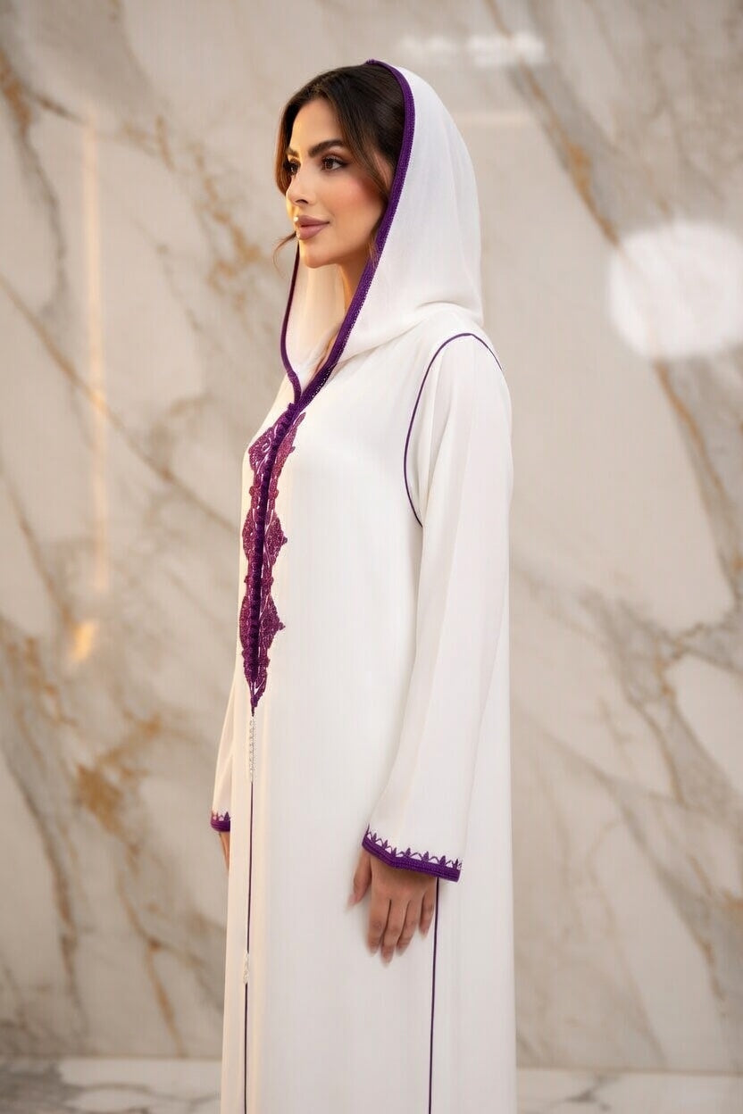 جلابة بيضا أنيقة بتطريز بنفسجي فاخر