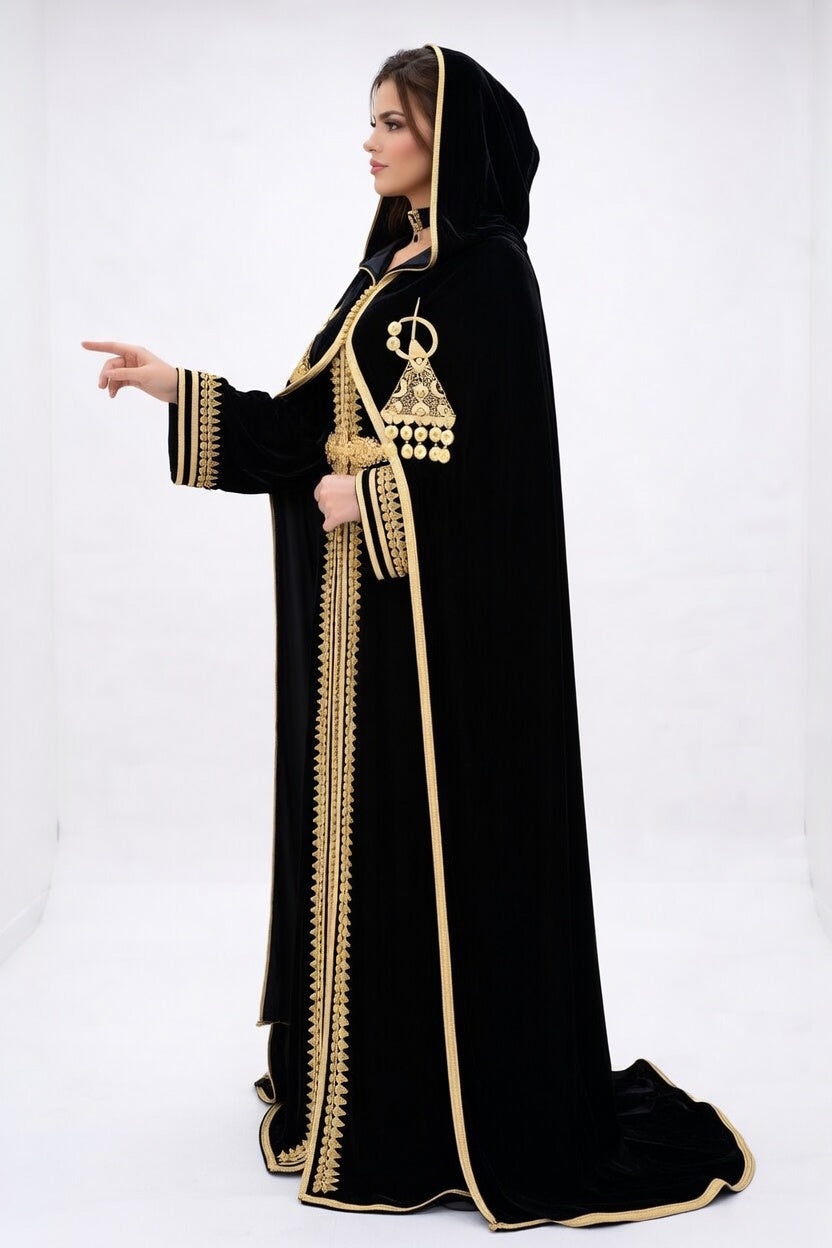 طقم "سلطانة المنارة" الملكي: قفطان وسلهام من الموبرة السوداء المطرزة